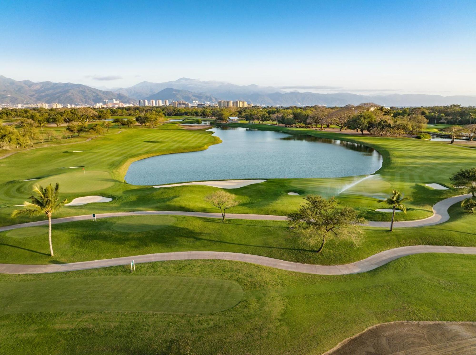 ホテル Grand Luxxe With Free Golf ヌエボ・バジャルタ エクステリア 写真